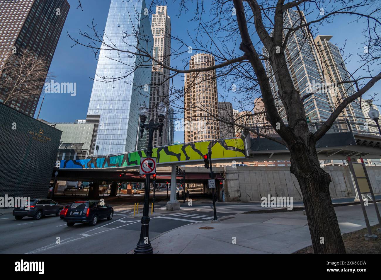 Chicago, il, Stati Uniti - marzo 2019: Connettività urbana: Cavalcavia tra e Grand Ave e DuSable Lake Shore Drive con City Towers Foto Stock