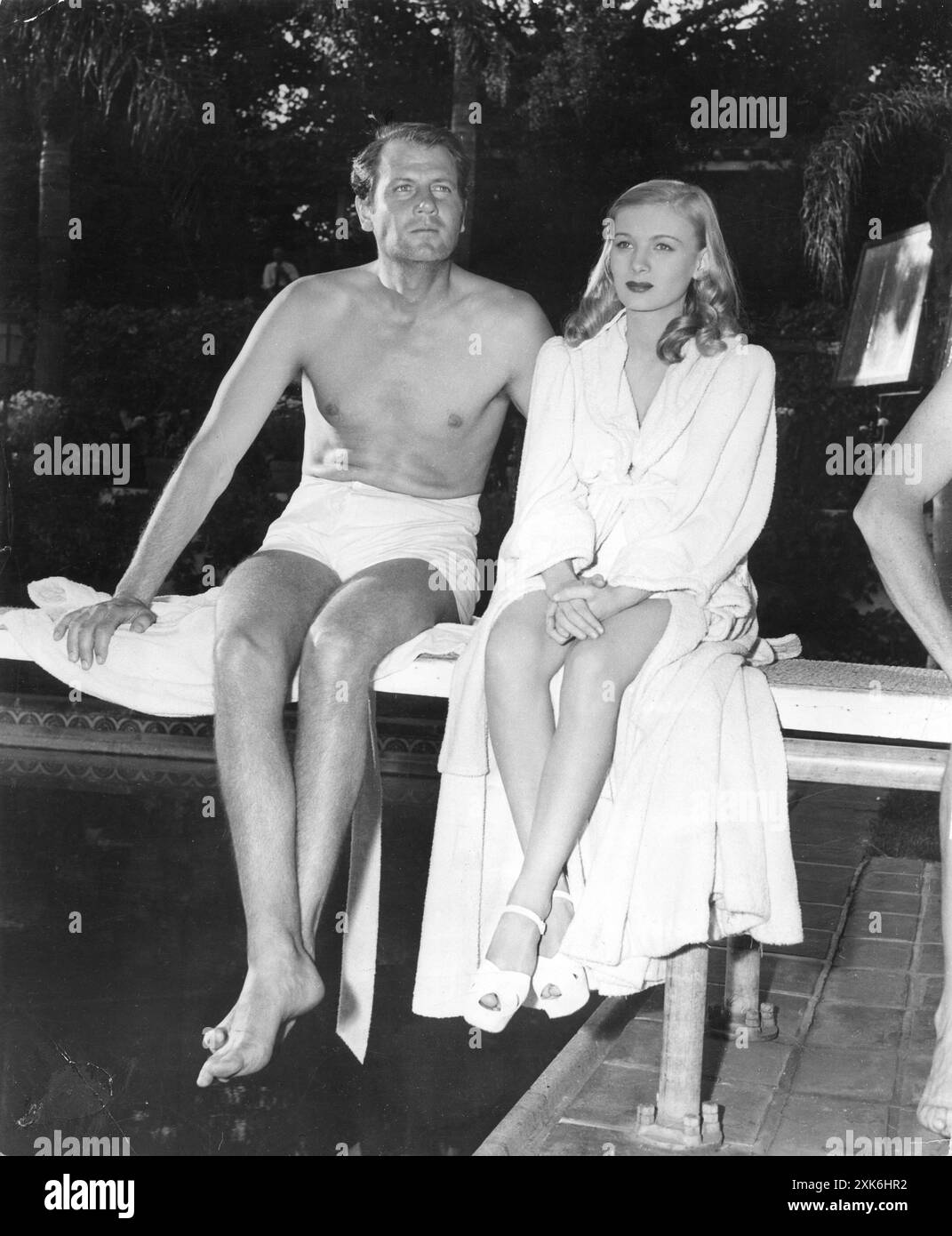 Foto candida DI JOEL McCrea e VERONICA LAKE sul set dei VIAGGI DI SULLIVAN 1941 regista PRESTON STURGES scritta da PRESTON STURGES direttore della fotografia JOHN SEITZ Costume Design EDITH CAPO della Paramount Pictures Foto Stock