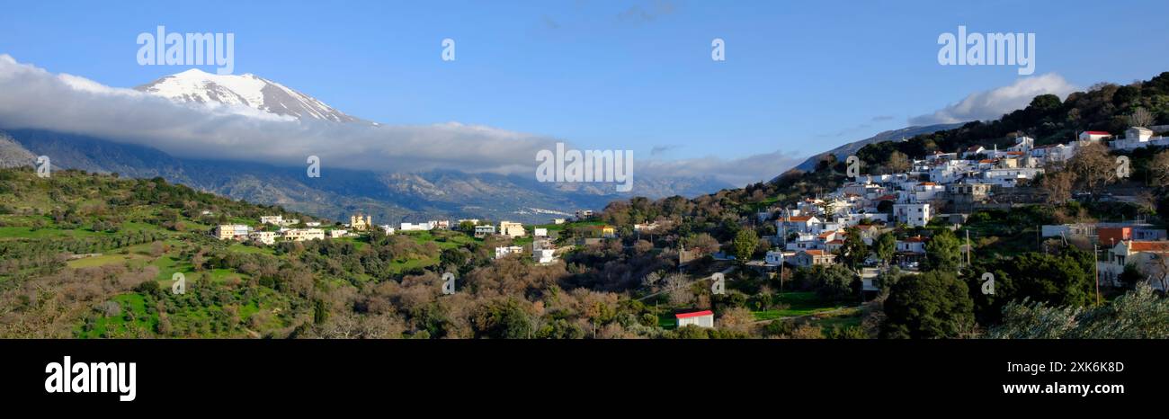 Villaggio di Agia Fotini con chiesa sullo sfondo del Monte Ida, Creta Foto Stock