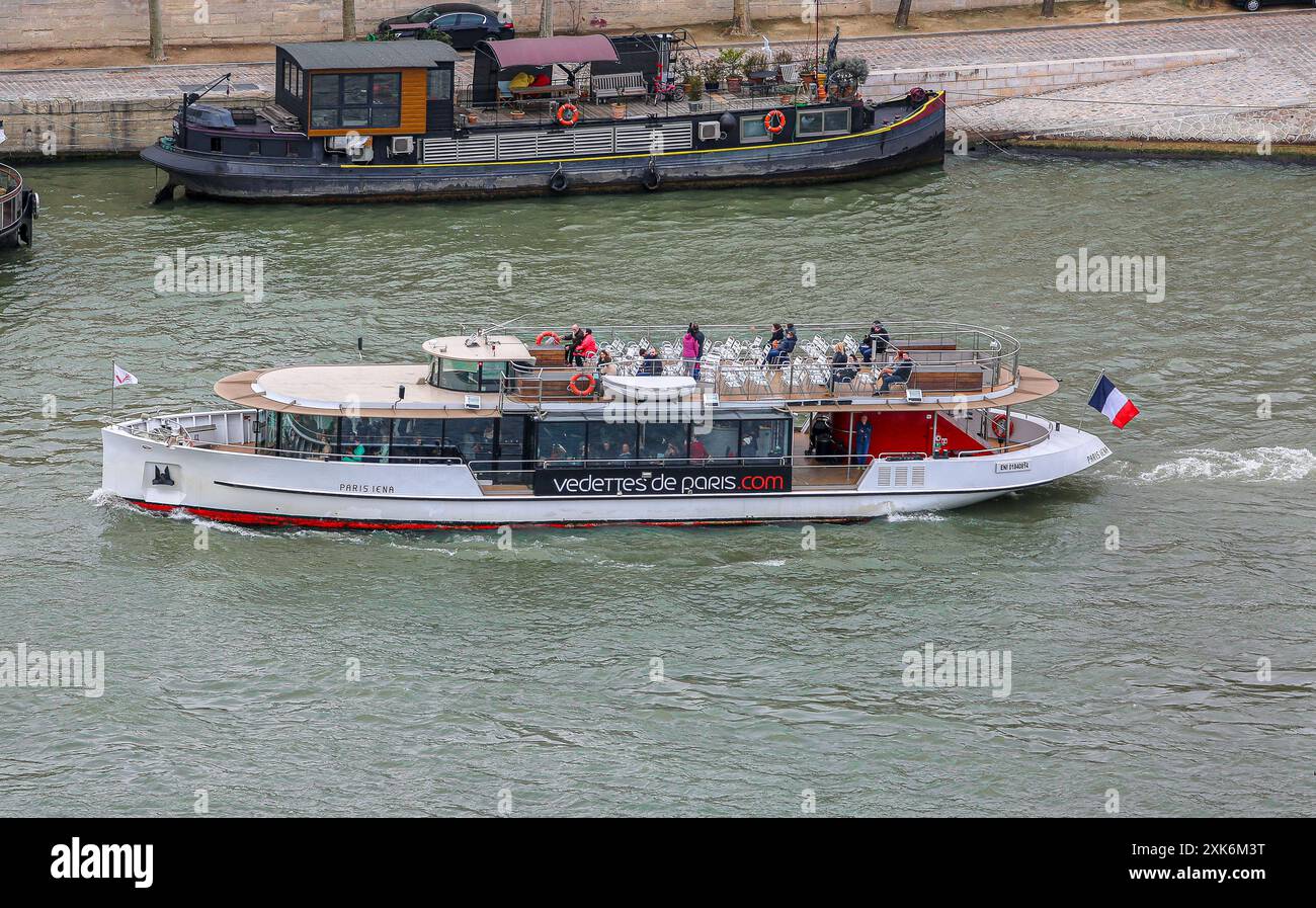 Parigi, Francia: PARIGI IENA (Vedettes de Paris) fa parte delle barche fluviali della flottiglia che sfileranno sulla Senna con delegazioni ufficiali per la cerimonia di apertura dei Giochi Olimpici nella capitale francese (delegati Mali, Malta e Marocco). Un convoglio si conclude con la delegazione francese. Questa flotta di barche fluviali, noleggiate € 20.000/200.000, a seconda delle dimensioni della barca, creerà uno spettacolare spettacolo di 3 ore e 45 metri, che lancerà questo importante evento sportivo. La cerimonia si svolgerà per la prima volta all'esterno di uno stadio, accoglierà 326.000 spettatori e 10.500 atleti. Crediti: Kevin Izorce/Alamy Live News Foto Stock