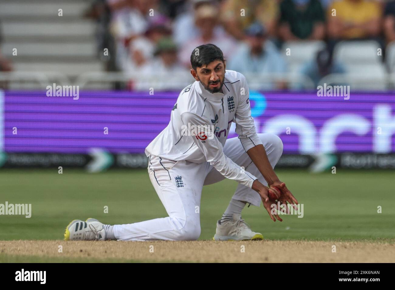 Nottingham, Regno Unito. 21 luglio 2024. Shoaib Bashir dell'Inghilterra schiera il suo pallone durante il Rothesay test match giorno quattro partita Inghilterra contro Indie occidentali a Trent Bridge, Nottingham, Regno Unito, 21 luglio 2024 (foto di Mark Cosgrove/News Images) a Nottingham, Regno Unito il 21/7/2024. (Foto di Mark Cosgrove/News Images/Sipa USA) credito: SIPA USA/Alamy Live News Foto Stock