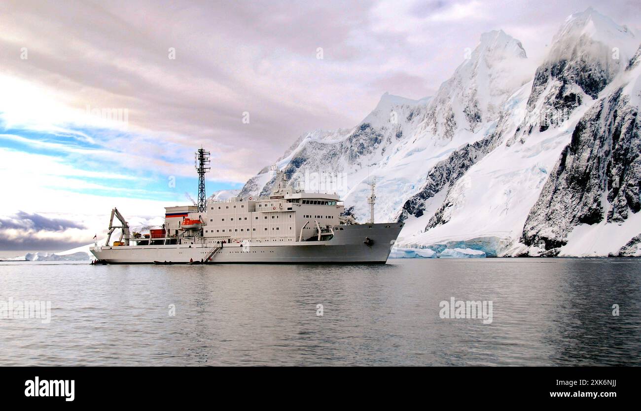 Nave che naviga attraverso il paesaggio dell'Antartide Foto Stock