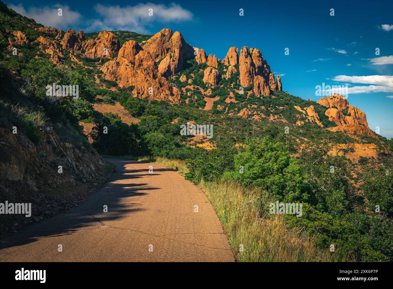 Una delle vette più famose vicino a Cannes, il PIC du Cap Roux. Incredibile vista sulle rocce rosse al tramonto nel massiccio dell'Esterel, vicino a Saint-Raphael, Frejus, Foto Stock