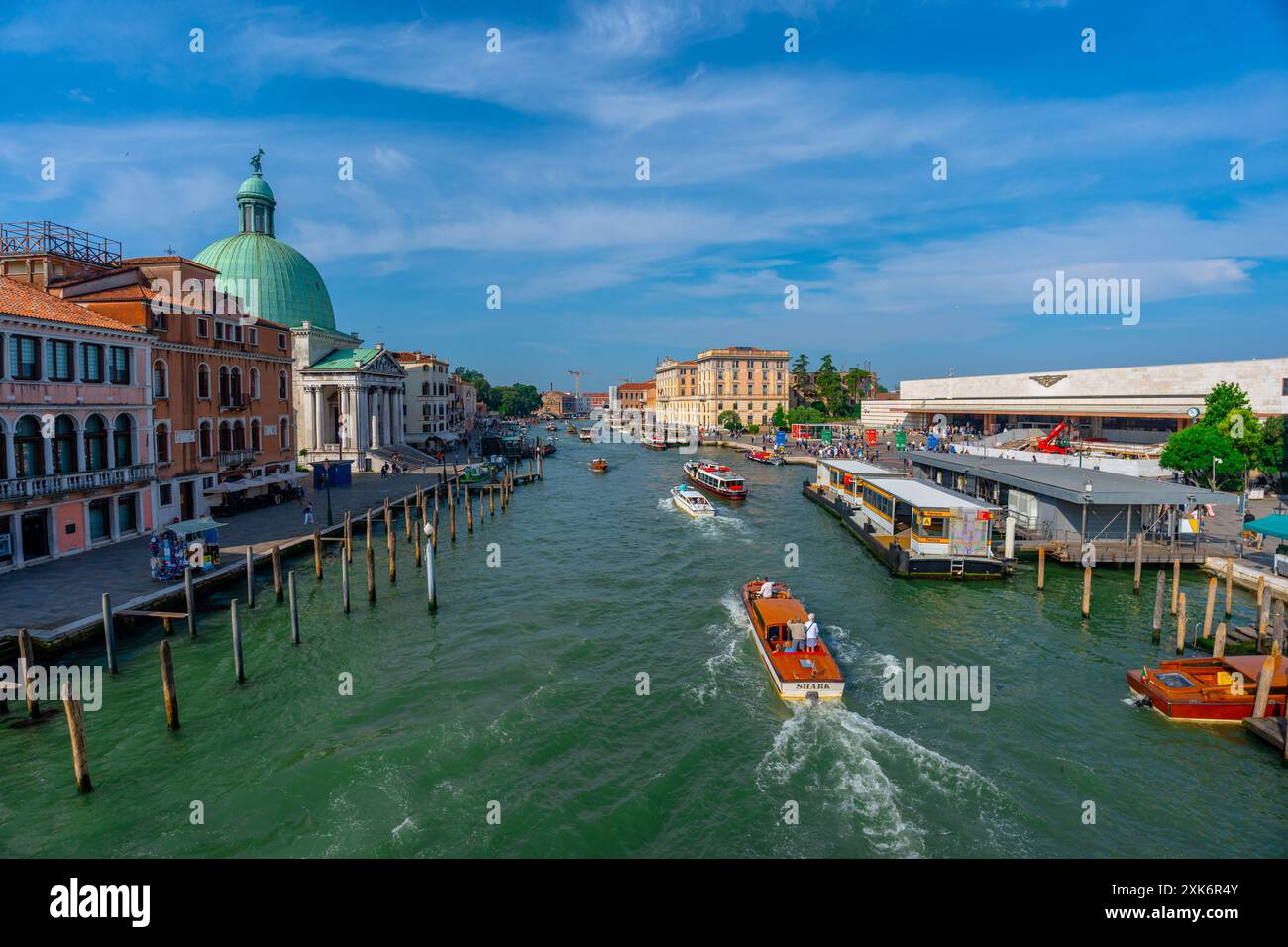 Venezia, Italia - 4 giugno 2024: Chiesa di San Simeon piccolo sulla sinistra. La stazione ferroviaria è sulla destra. Foto Stock