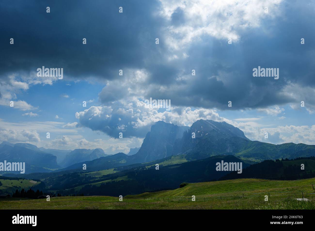 L'Alpe di Siusi (in ladino: Mont Sëuc) è un altopiano dolomitico e il più grande prato alpino d'Europa. Situato in Italia Foto Stock