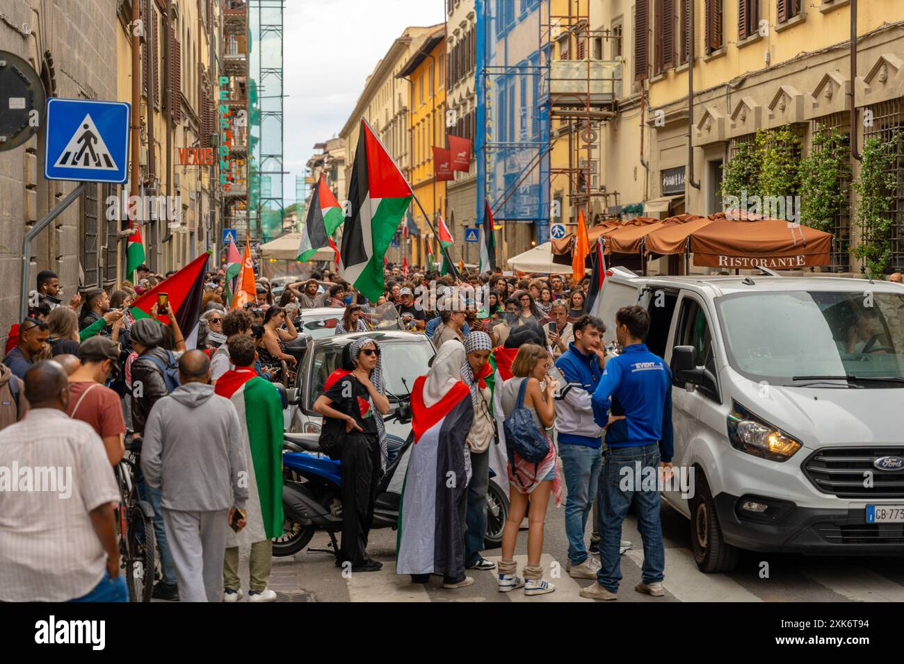 Firenze, Italia - 2 giugno 2024: Raduno pro-palestinese in centro. Foto Stock