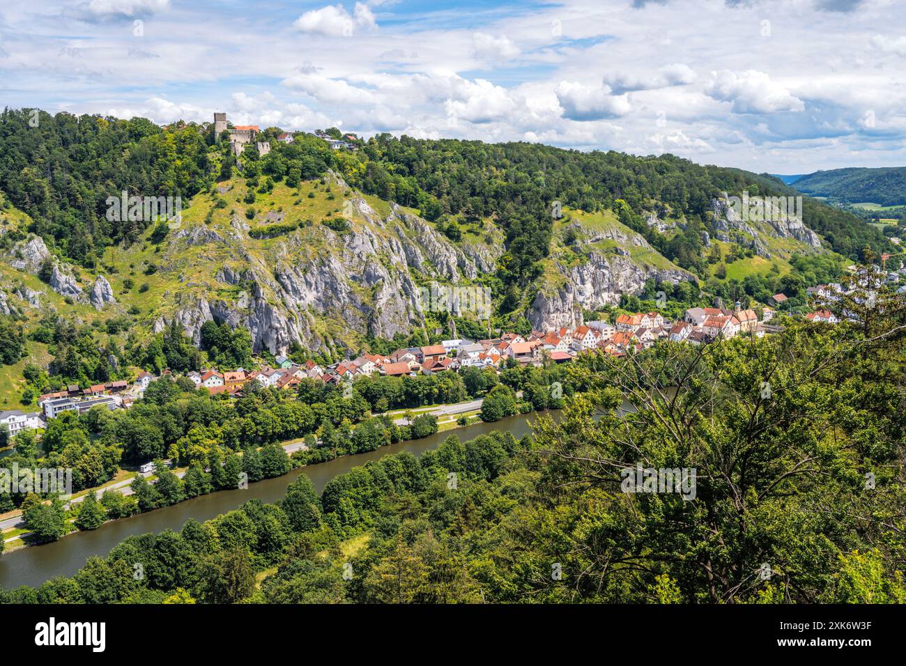 Castello di Randeck sopra il villaggio di Essing nella valle di Altmühltal Foto Stock