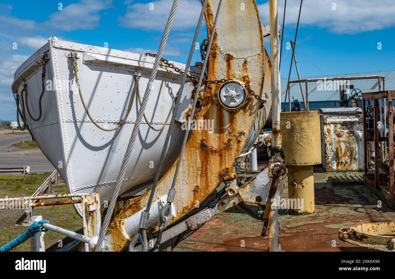 Scialuppa di salvataggio su nave SS Explorer progetto di restauro volontario, porto di Leith, Edimburgo, Scozia, Regno Unito Foto Stock