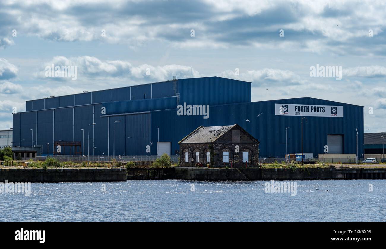 Forth Ports and Big Blue Shed, Leith Harbour, Edimburgo, Scozia, Regno Unito Foto Stock