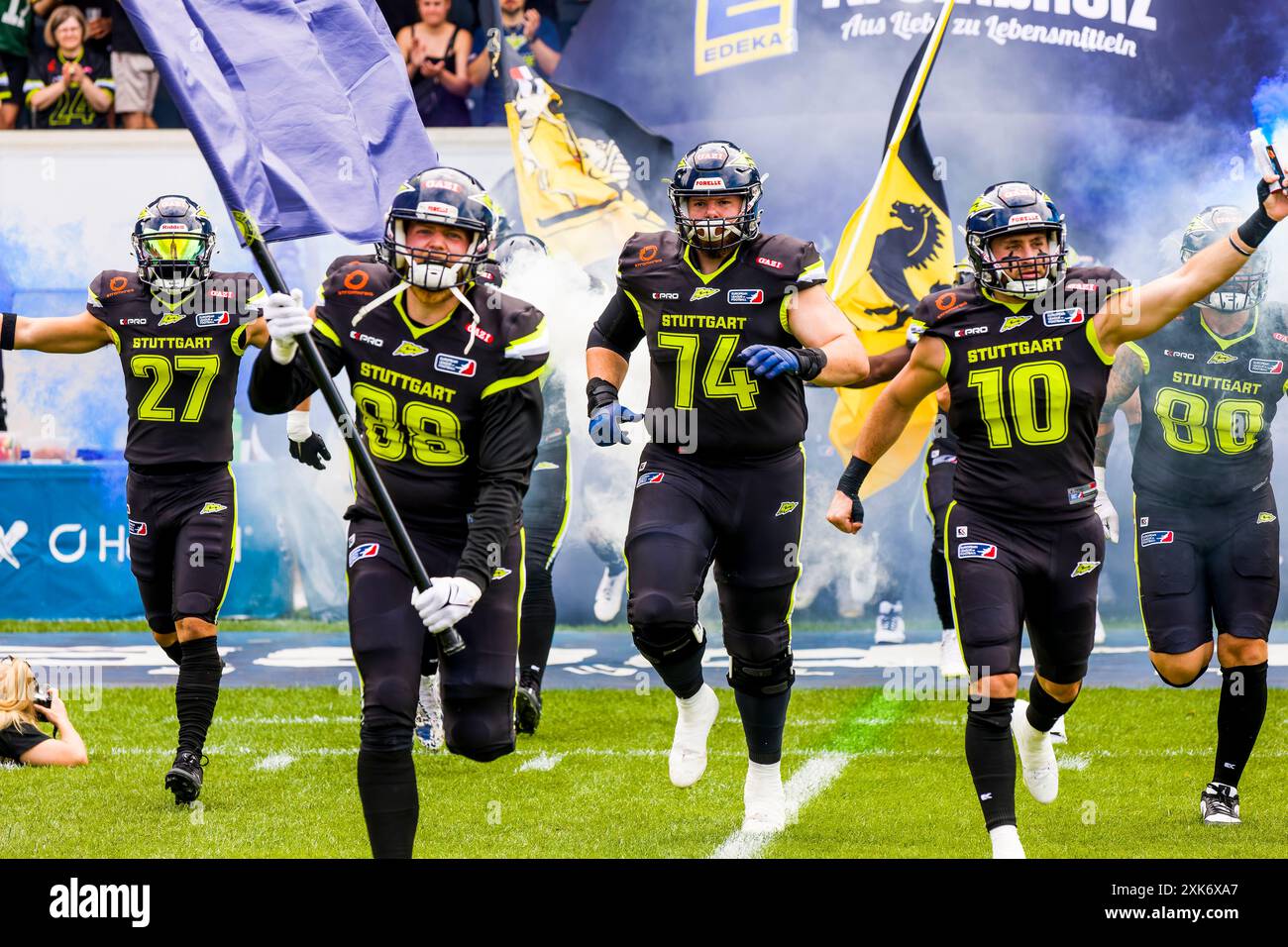 Stoccarda, Germania. 21 luglio 2024. ELF/ gioco: Panthers Wroclaw a Stoccarda Surge il 21. Juny. 2024 ,allo stadio Gazi , Stoccarda, Germania, Stuttgart Surge entrando nello stadio con FS # 27 Marko Vodackovic, te # 88 Emmanuel Häfele, OT # 74 Robert Hager, WR # 10 Dr. Florian Lengauer. Crediti: Frank Baumert/Alamy Live News Foto Stock
