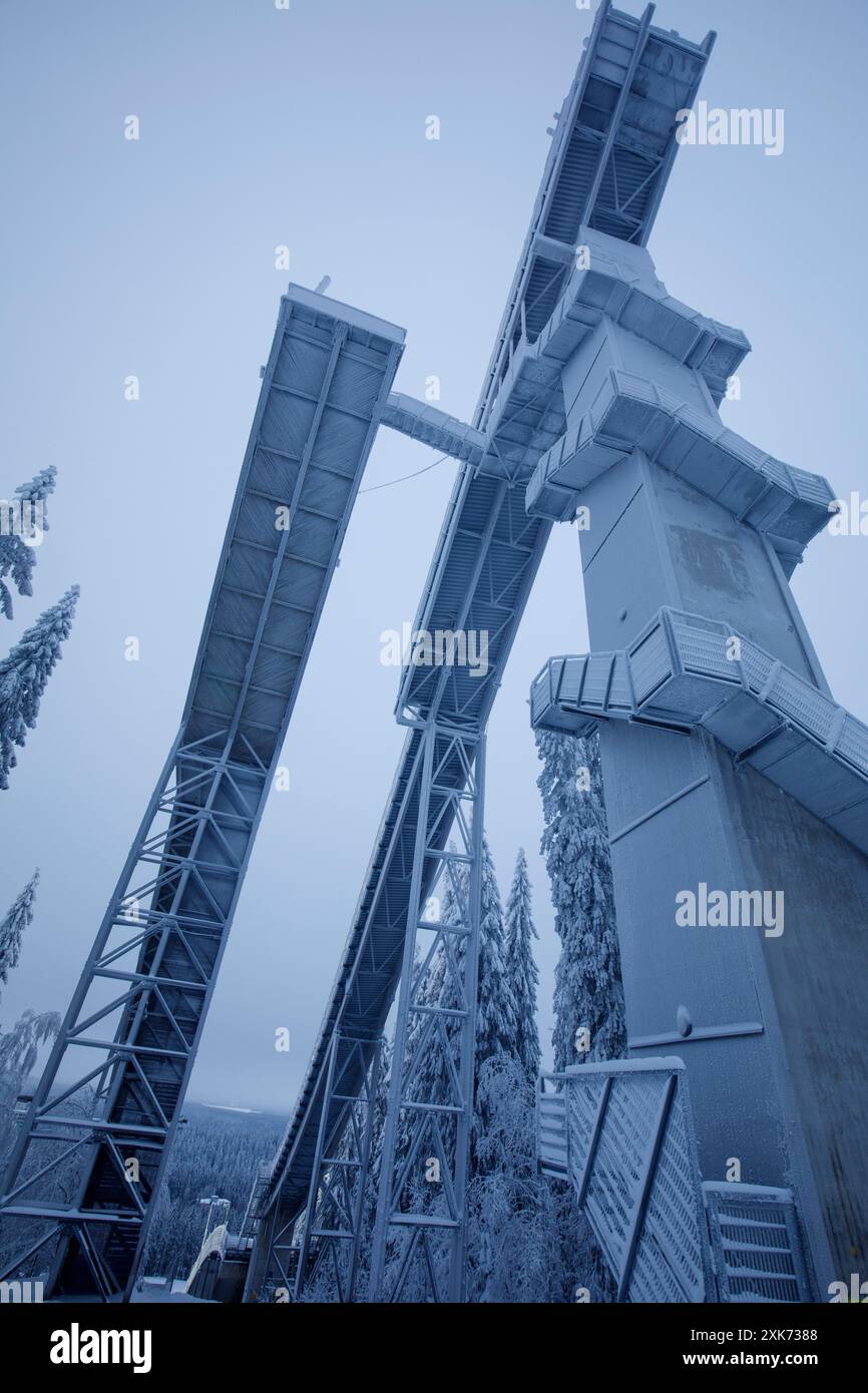 Le nuove torri di salto con gli sci di Puijo viste dal basso, Finlandia Foto Stock