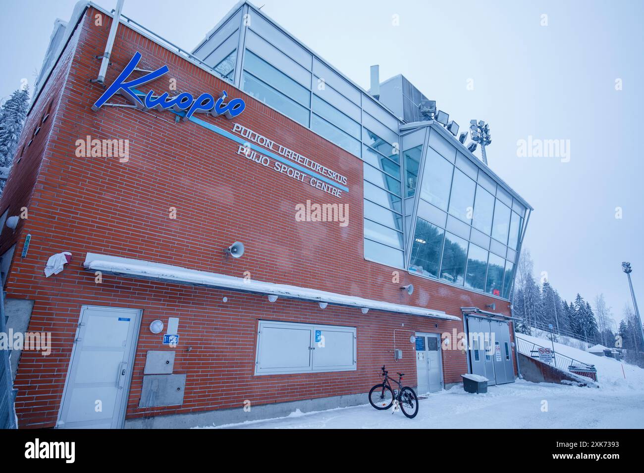 Centro sportivo Puijo ( Puijon urheilukeskus ) edificio principale presso lo stadio di sci Puijo a Kuopio , Finlandia Foto Stock