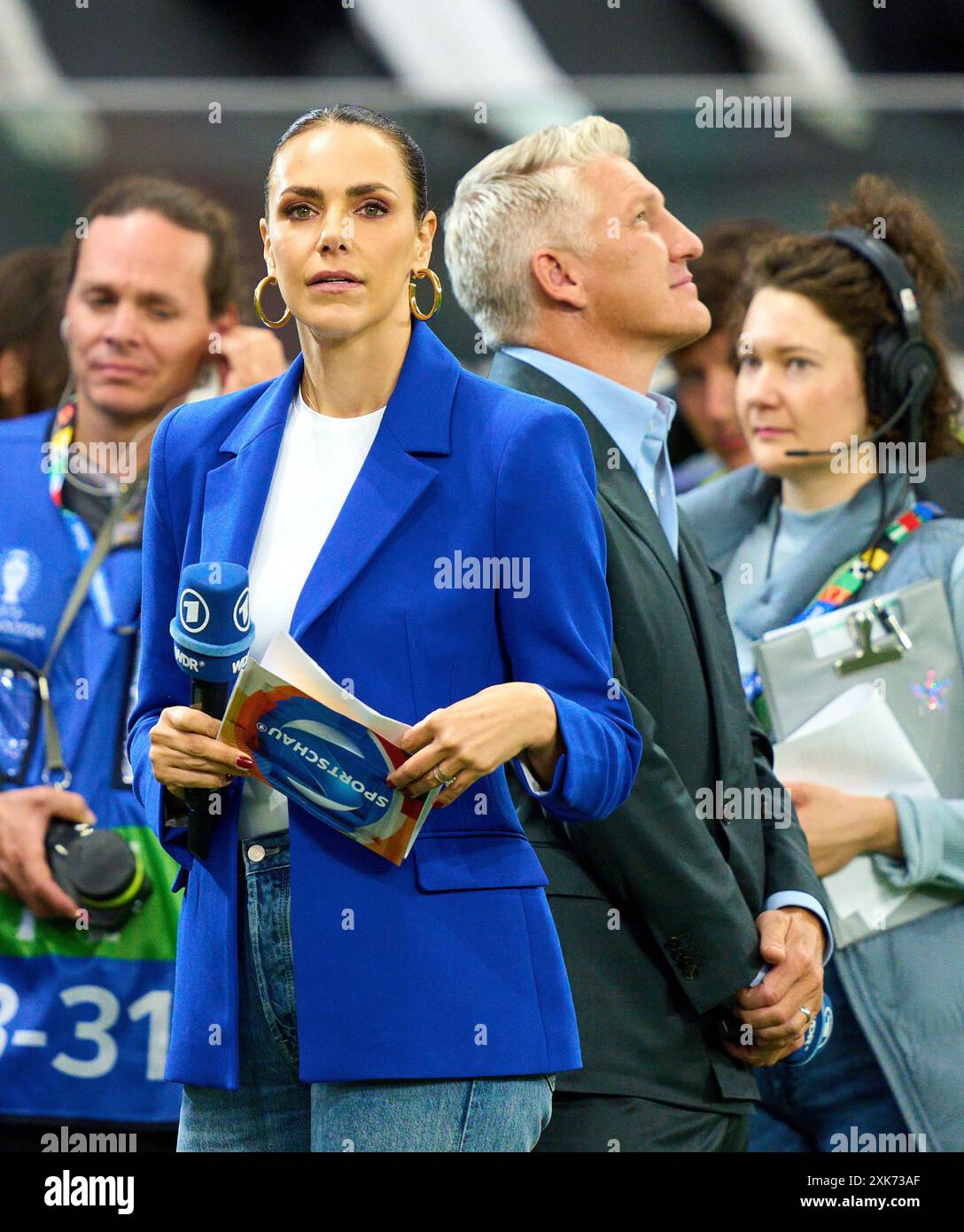 Esther Sedlaczek, presentatrice ARD Sport Moderatorin, Sportmoderatorin, Journalistin, Bastian SCHWEINSTEIGER, Co-moderatore ARD nella migliore delle 16 partite PORTOGALLO - SLOVENIA 3-0 N.E. dei Campionati europei UEFA 2024 il 01 luglio 2024 a Francoforte, Germania. Fotografo: Peter Schatz Foto Stock