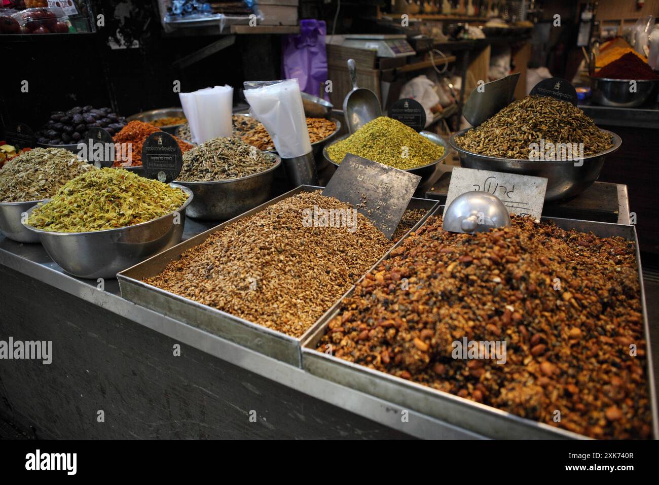 Muesli, grani arrostiti, noci e uva passa, senza zucchero, dolcificati con silano; varie miscele di semi di girasole, zucca e spezie da inserire nelle insalate e nel riso. Foto Stock