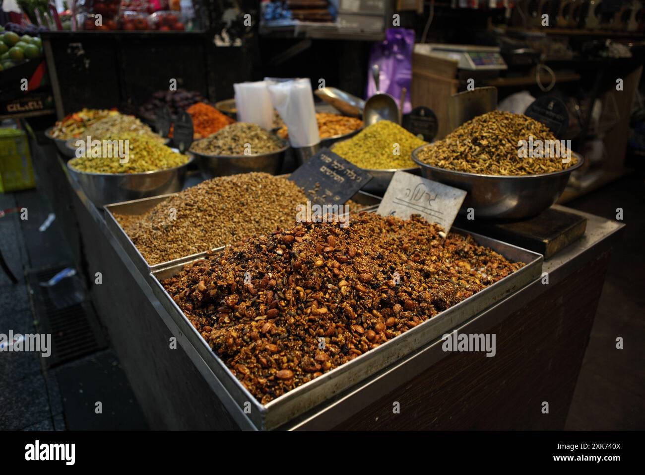Muesli, grani arrostiti, noci e uva passa, senza zucchero, dolcificati con silano; varie miscele di semi di girasole, zucca e spezie da inserire nelle insalate e nel riso. Foto Stock