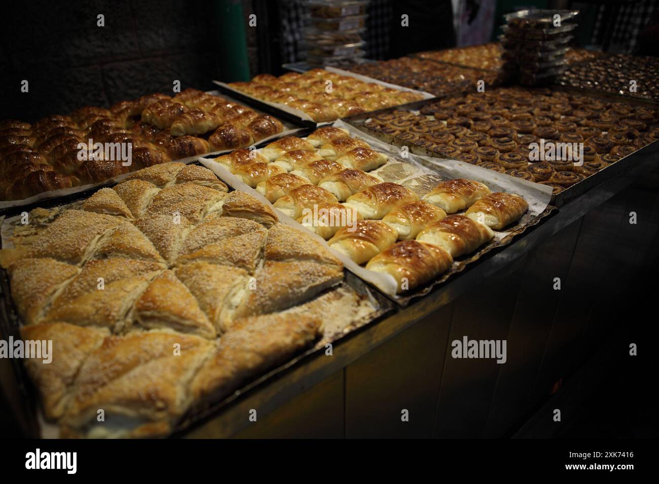 A sinistra, burekas, pasticceria al forno di ebrei sefarditi, cucina israeliana preparata con pasta sfoglia o pasta filo, più cannella o farcita con pasta al formaggio Foto Stock