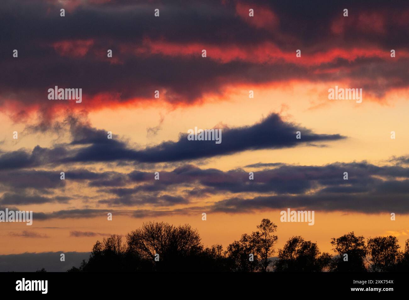 il bellissimo cielo serale con nuvole a forma di jet da combattimento crea una bella vista Foto Stock