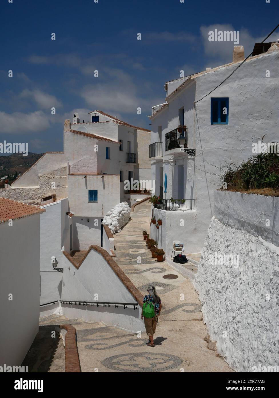 Edifici imbiancati e stradine acciottolate nel villaggio bianco di Frigiliana, Andalusia, Spagna Foto Stock