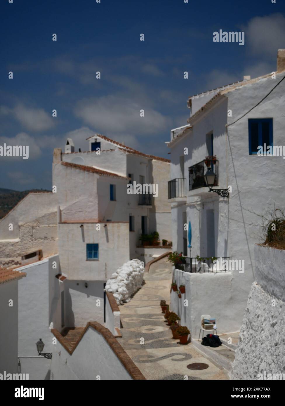 Edifici imbiancati e stradine acciottolate nel villaggio bianco di Frigiliana, Andalusia, Spagna Foto Stock