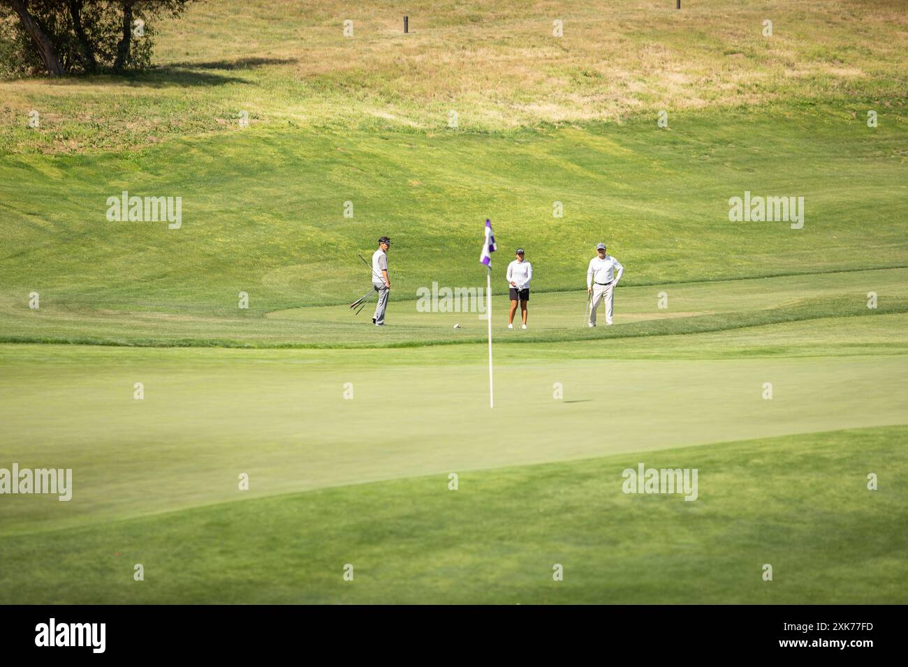 Temecula, California, Stati Uniti - 04-07-2021: Veduta di un gruppo di persone che amano giocare a golf sul campo da golf. Foto Stock