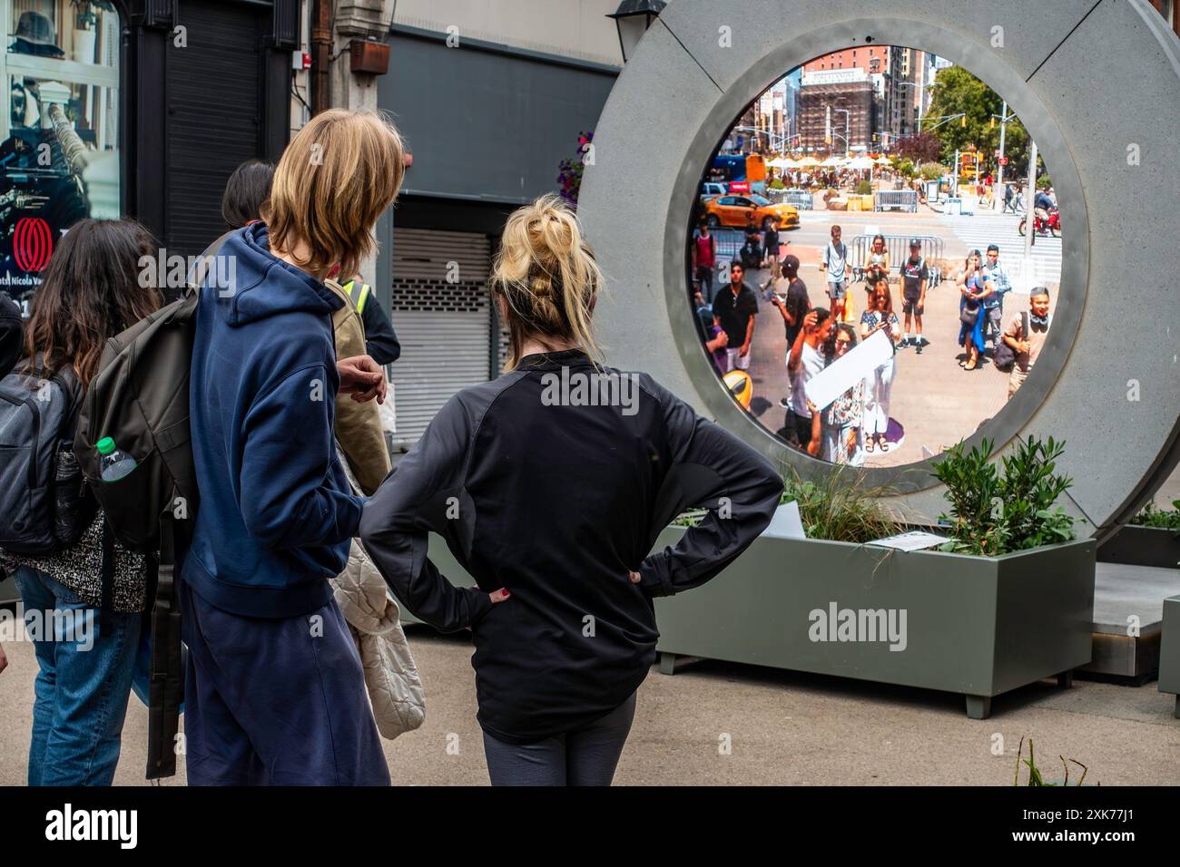 Persone a Dublino, Irlanda, che guardano dal vivo il portale che collega il centro di Dublino a New York. Foto Stock