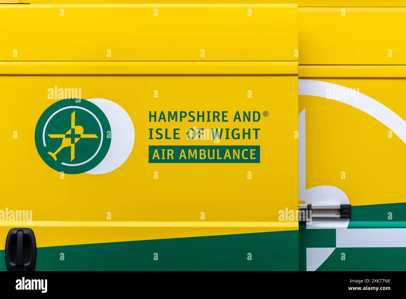 Hampshire e Isola di Wight Air ambulanza, giallo e verde veicolo di emergenza, Inghilterra, Regno Unito Foto Stock