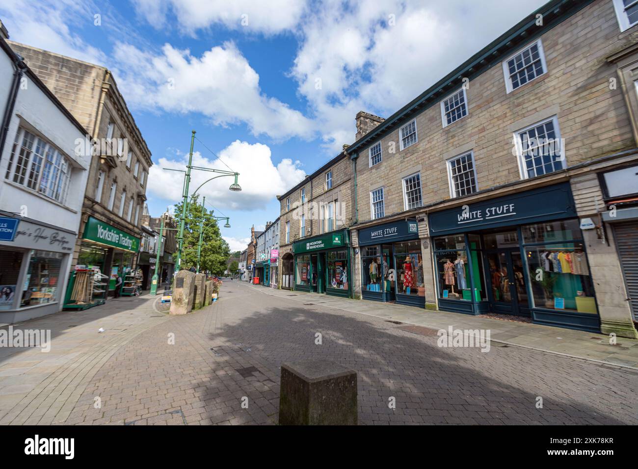 White Stuff Shop, Spring Gardens, Buxton è una città termale nel Borough di High Peak, Derbyshire, Inghilterra, Regno Unito Foto Stock