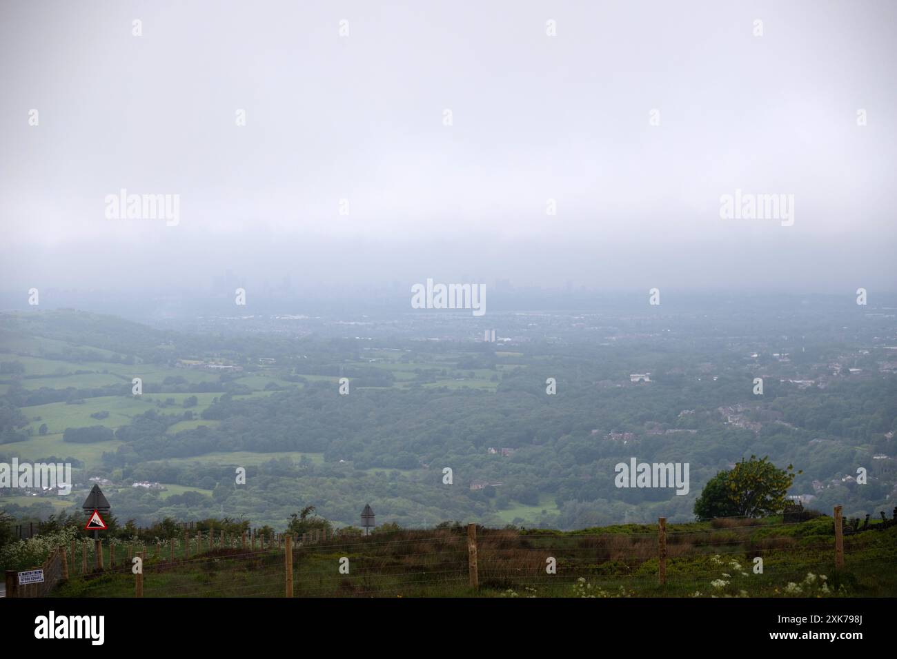 Manchester dal Peak District NP, Derbyshire, Inghilterra, nella zona calcarea di White Peak del Peak District National Park, Inghilterra, Regno Unito Foto Stock