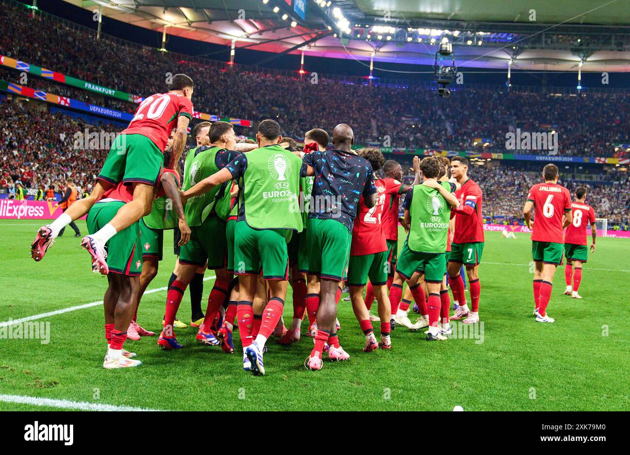 Francoforte, Germania. 1 luglio 2024. Il team POR celebra la vittoria dopo i calci di rigore nella partita migliore di 16 PORTOGALLO - SLOVENIA 3-0 N.E. dei Campionati europei UEFA 2024 del 01 luglio 2024 a Francoforte, Germania. Fotografo: ddp Images/STAR-Images credito: ddp media GmbH/Alamy Live News Foto Stock