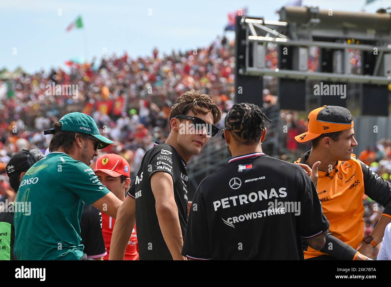 George Russell (GBR) chiacchierando con Lewis Hamilton (GBR) - Mercedes-AMG PETRONAS F1 Team - Mercedes W15 - Mercedes e Performance durante la sfilata dei piloti sul Raceday di domenica 21 luglio, del Gran Premio d'Ungheria di Formula 1 2024, in programma sul circuito Hungaroring di Mogyorod, Budapest, Ungheria, dal 19 luglio al 21 luglio 2024 Foto Stock