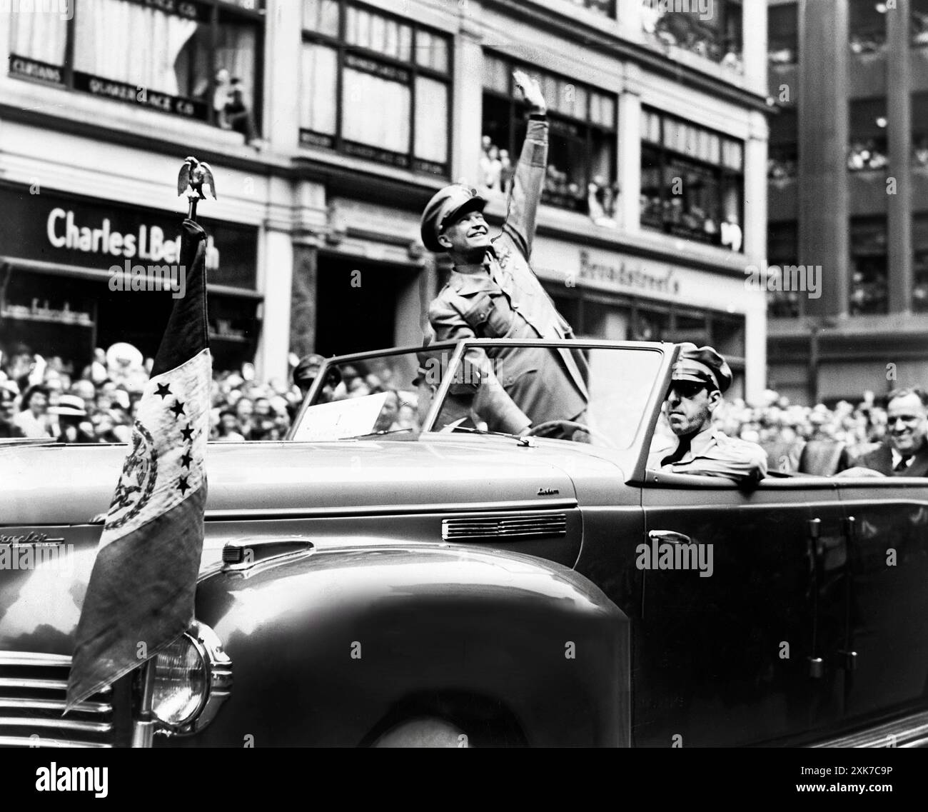Il generale degli Stati Uniti Dwight D. Eisenhower ondate dall'automobile durante la sfilata su nastro adesivo, New York, New York, USA, Fred Palumbo, New York World-Telegram and the Sun Newspaper Photograph Collection, 19 giugno 1945 Foto Stock