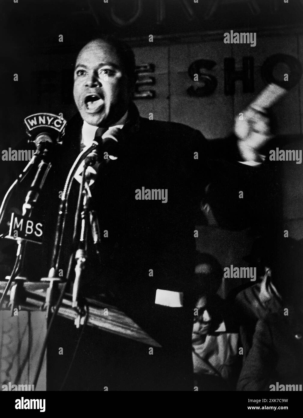 James Farmer, attivista americano per i diritti civili, parla davanti ai microfoni fuori dall'Hotel Theresa, New York, New York, USA, Stanley Wolfson, New York World-Telegram e The Sun Newspaper Photograph Collection, 1965 Foto Stock
