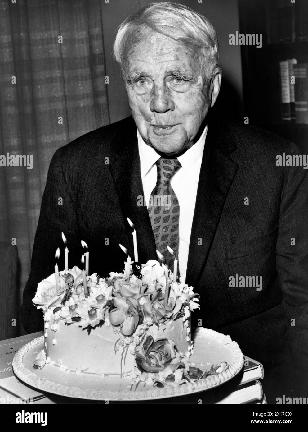 Poeta americano Robert Frost, ritratto a mezza lunghezza con la sua torta di compleanno al suo 85 ° compleanno, Walter Albertin, New York World-Telegram e The Sun Newspaper Photograph Collection, 1959 Foto Stock