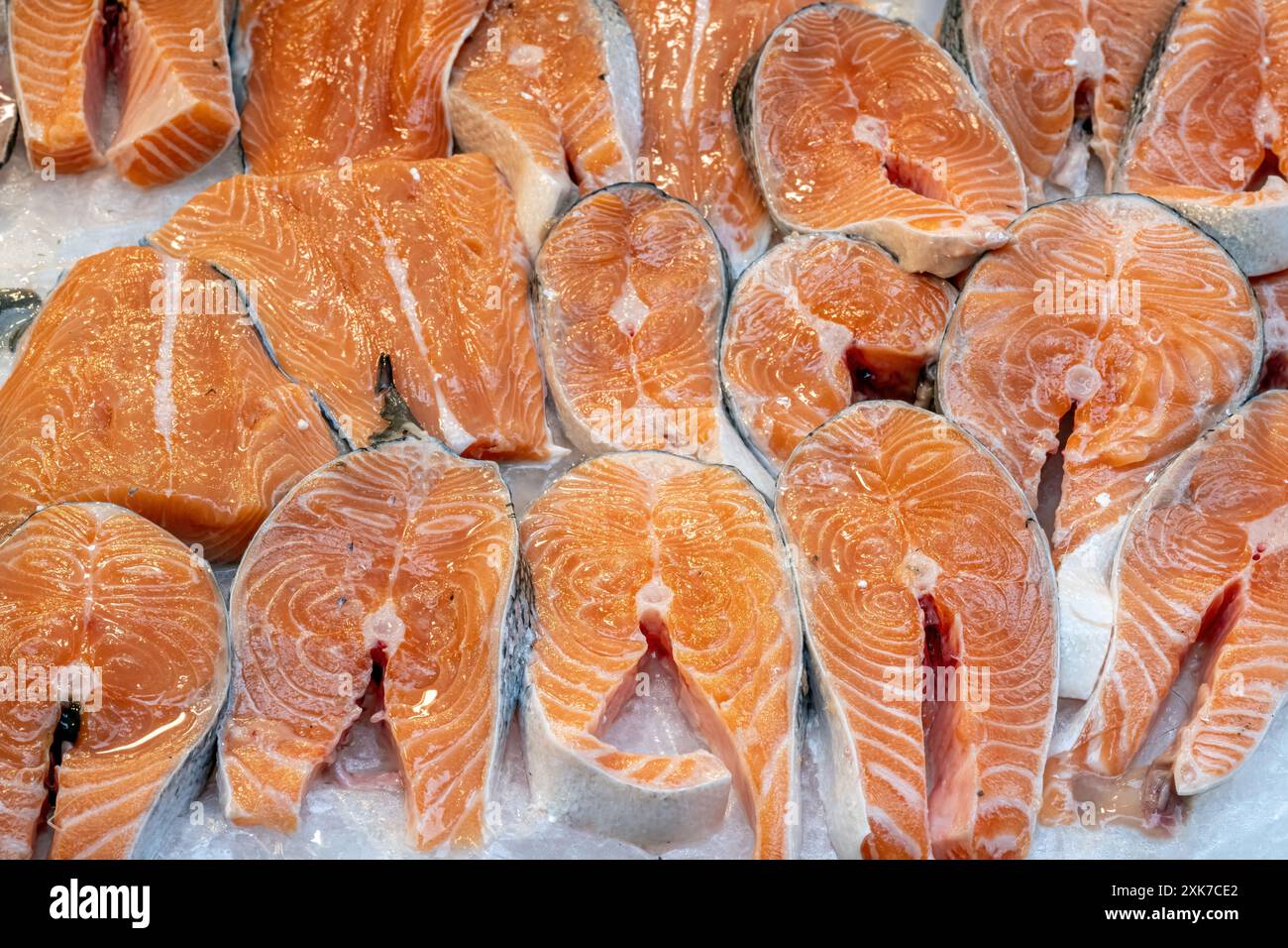 Pezzi di salmone in vendita in un mercato Foto Stock