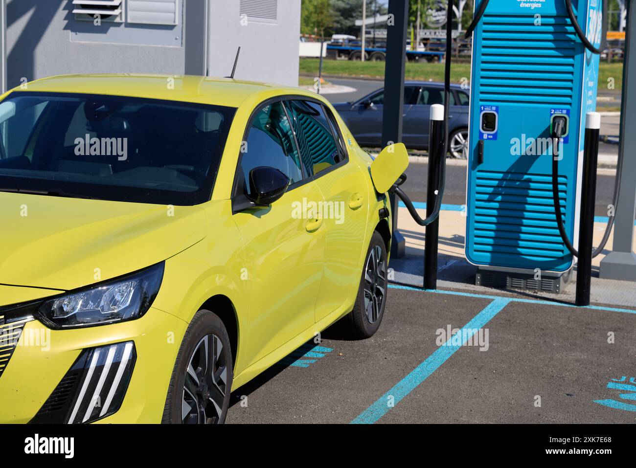 Ricarica delle batterie per auto elettriche nel parcheggio di un supermercato Carrefour. Mentre le batterie sono in carica, i conducenti dell'auto stanno acquistando nella sup Foto Stock