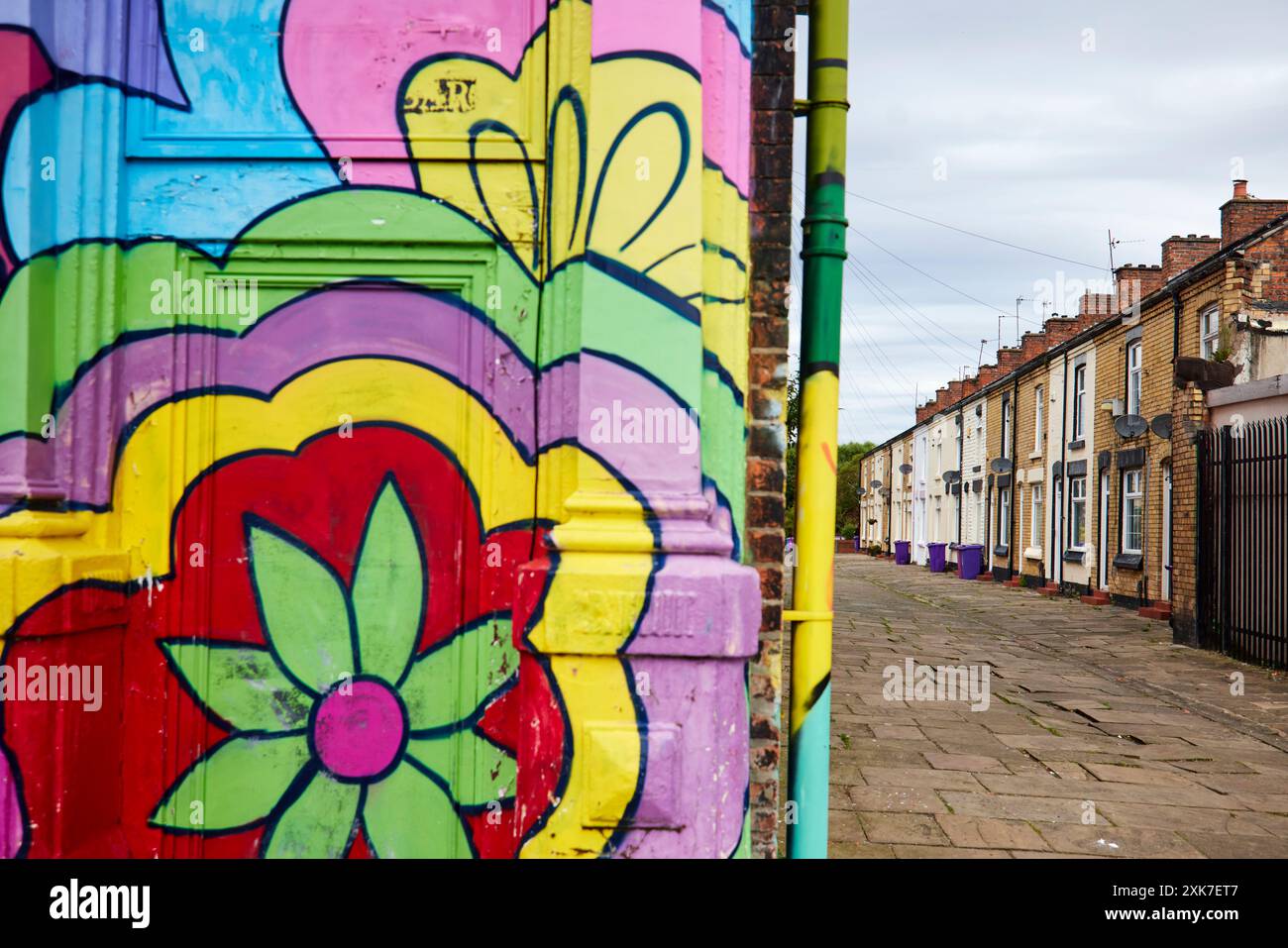 Casa d'infanzia di Ringo Starr (rosa) 10 Admiral Grove, Liverpool con un murale di se stesso nel pub Empress di Toxteth, il pub che appare sul suo album Foto Stock