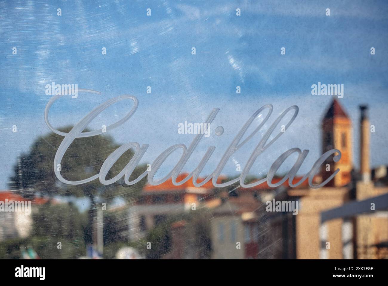 Saint Jean Cap Ferrat, Francia - 19 maggio 2024: Ristorante "Cadillac" nel porto di Saint Jean Cap Ferrat al tramonto Foto Stock