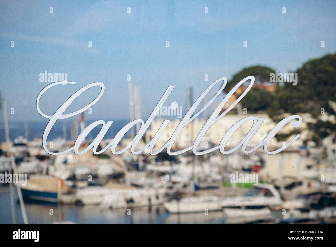 Saint Jean Cap Ferrat, Francia - 19 maggio 2024: Ristorante "Cadillac" nel porto di Saint Jean Cap Ferrat al tramonto Foto Stock