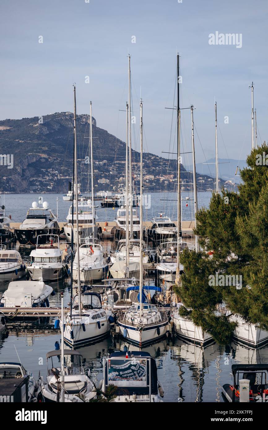 Saint Jean Cap Ferrat, Francia - 19 maggio 2024: Porto di Saint Jean Cap Ferrat al tramonto Foto Stock