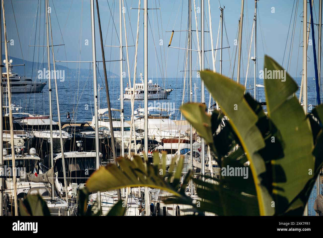 Saint Jean Cap Ferrat, Francia - 19 maggio 2024: Porto di Saint Jean Cap Ferrat al tramonto Foto Stock