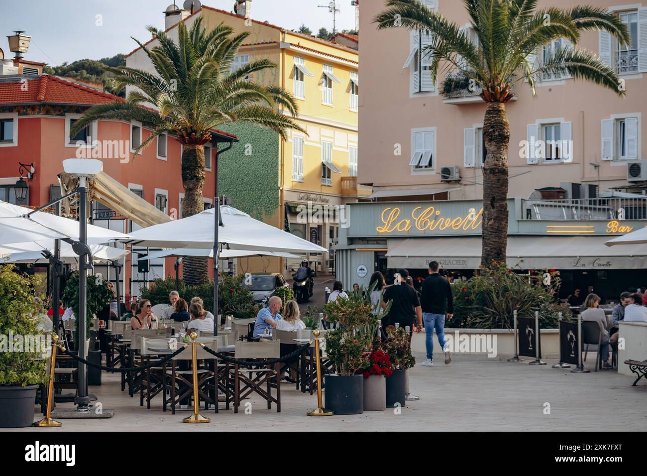 Saint Jean Cap Ferrat, Francia - 19 maggio 2024: Porto di Saint Jean Cap Ferrat al tramonto Foto Stock