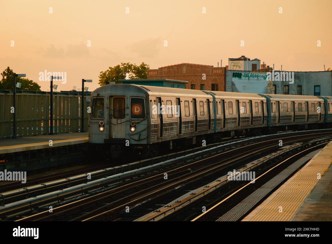 Treno D alla 18th Avenue a Bensonhurst, Brooklyn, New York Foto Stock