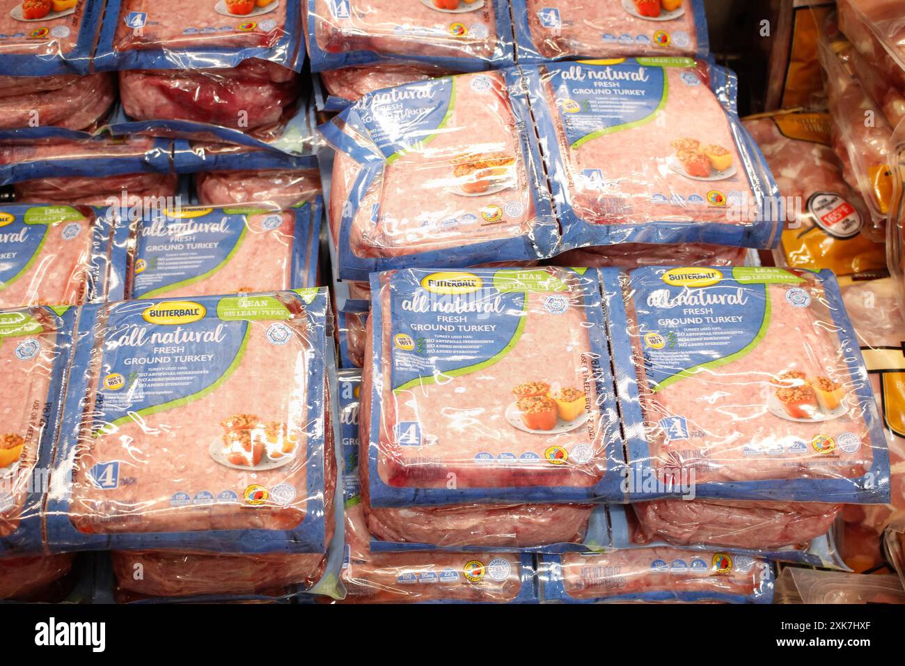 Los Angeles, California, Stati Uniti - 04-06-2021: Una vista di diversi pacchetti di pacchi di tacchino Butterball Fresh Ground, presso il negozio di alimentari. Foto Stock