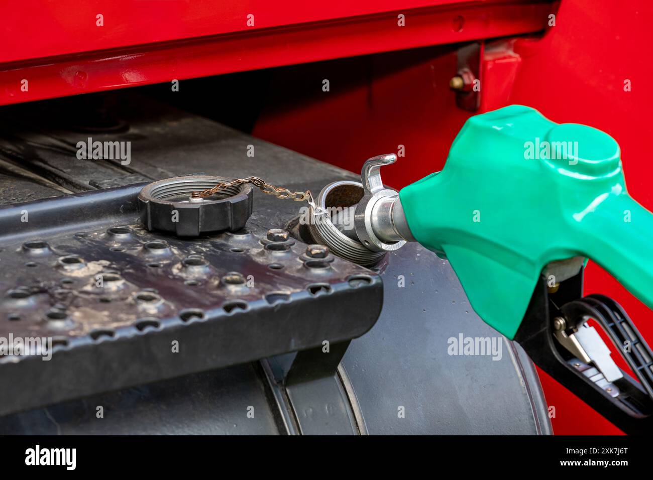 Ugello del carburante diesel per il rifornimento di semi-trattore, dumper grano. Aumento del prezzo del carburante, diesel rinnovabile, agricoltura e concetto di trasporto. Foto Stock