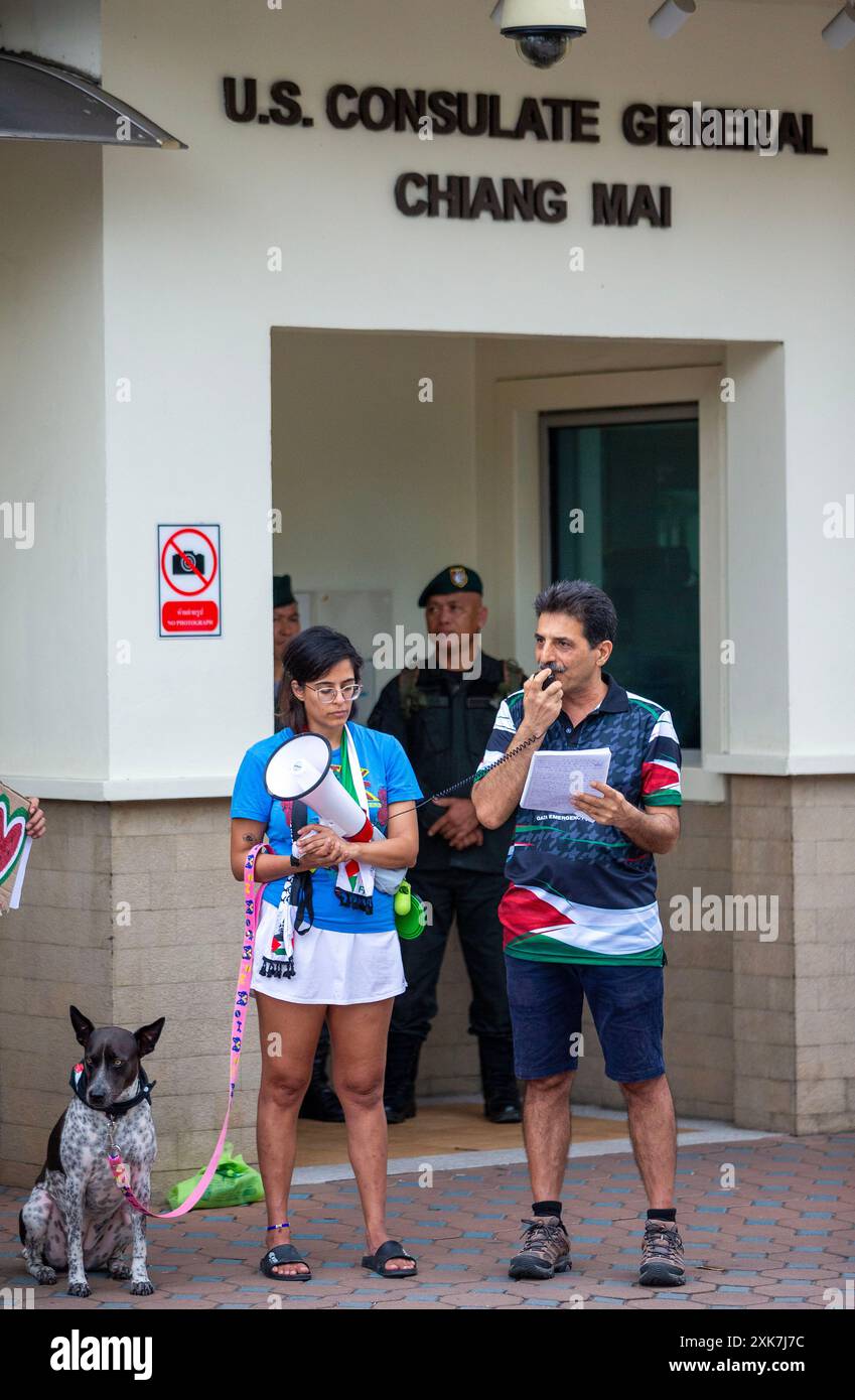 Thailandia. 21 luglio 2024. Gli attivisti del gruppo "Chiang mai for Palestine" rilasciano dichiarazioni durante la manifestazione. Questa manifestazione fa anche parte della campagna di Amnesty per inviare lettere al Congresso e a Joe Biden, sollecitando un cessate il fuoco e una sospensione delle consegne di armi a israele. Gli attivisti piangono le 180.000 vite perdute a causa del sostegno alle armi degli Stati Uniti. (Foto di Pongmanat Tasiri/SOPA Images/Sipa USA) credito: SIPA USA/Alamy Live News Foto Stock