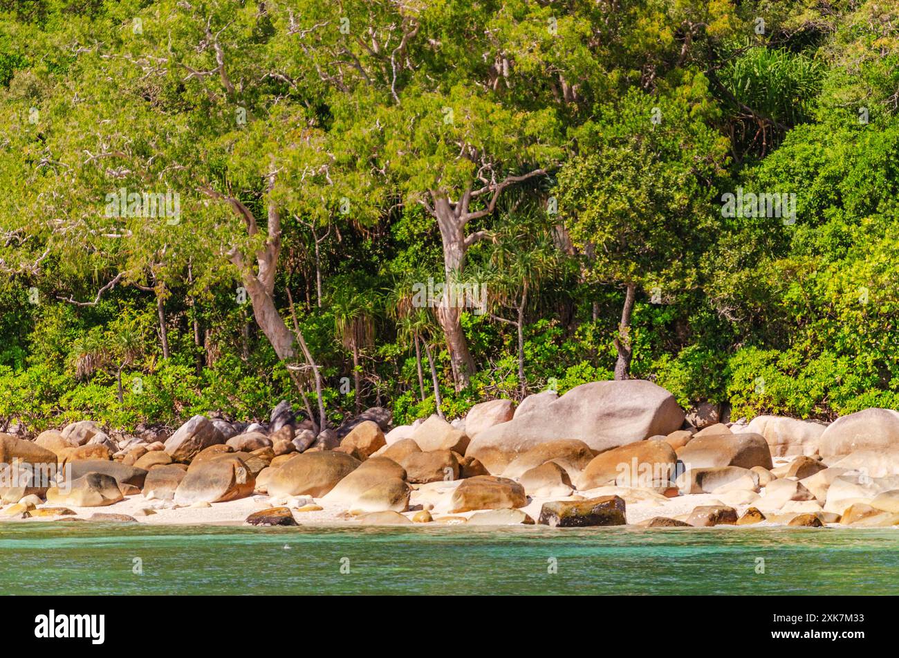 Pittoresca spiaggia tropicale con massi di granito e acqua turchese sull'isola Fitzroy. È un'isola continentale a sud-est di Cairns, Australia Foto Stock