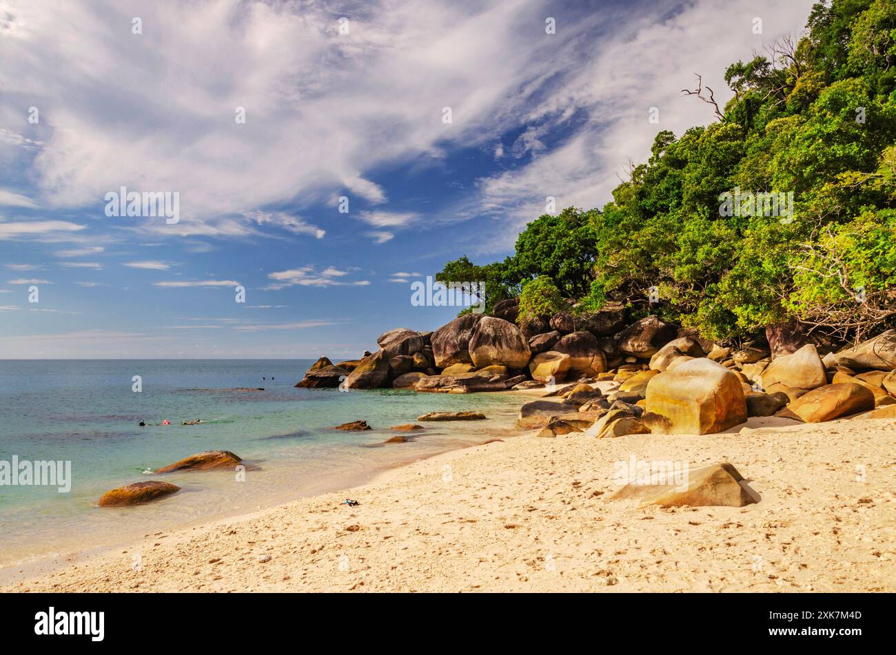 Pittoresca spiaggia tropicale con massi di granito e acqua turchese sull'isola Fitzroy. È un'isola continentale a sud-est di Cairns, Australia Foto Stock