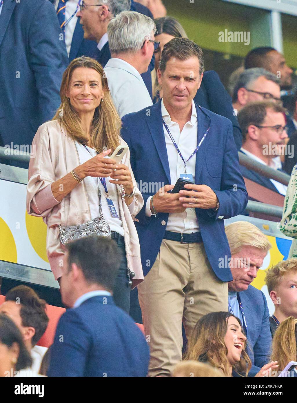 Oliver Bierhoff (R) mit Ehefrau Klara Szalantzy (L), Oliver Kahn nella semifinale SPAGNA - FRANCIA 2-1 dei Campionati europei UEFA 2024 il 9 luglio 2024 a Monaco, Germania. Fotografo: Peter Schatz Foto Stock