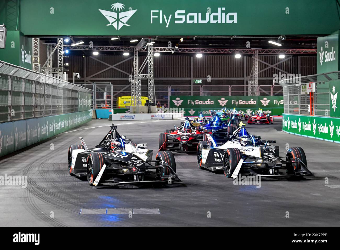 Nick Cassidy pilota JAGUAR Mitch Evans pilota JAGUAR RACING ha guidato il campo durante l'e-Prix di Hankook Londra 2024 all'Excel Centre, London Docklands, Regno Unito, il 21 luglio 2024. Foto di Phil Hutchinson. Solo per uso editoriale, licenza richiesta per uso commerciale. Non utilizzare in scommesse, giochi o pubblicazioni di singoli club/campionato/giocatori. Crediti: UK Sports Pics Ltd/Alamy Live News Foto Stock