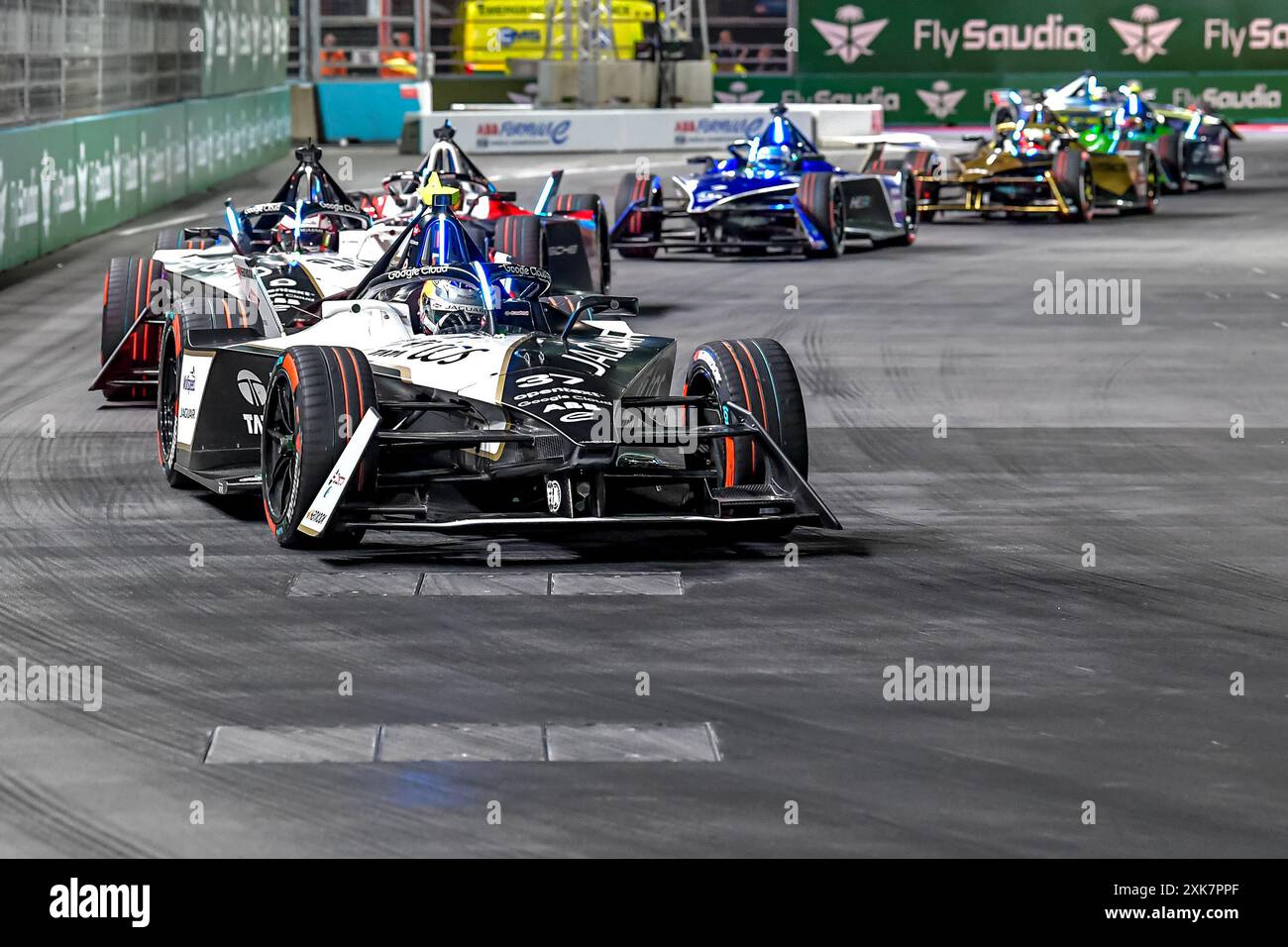 Nick Cassidy pilota di JAGUAR RACING guida il suo compagno di squadra Mitch Evans pilota di JAGUAR durante l'e-Prix di Londra di Hankook 2024 all'Excel Centre, London Docklands, Regno Unito, il 21 luglio 2024. Foto di Phil Hutchinson. Solo per uso editoriale, licenza richiesta per uso commerciale. Non utilizzare in scommesse, giochi o pubblicazioni di singoli club/campionato/giocatori. Crediti: UK Sports Pics Ltd/Alamy Live News Foto Stock